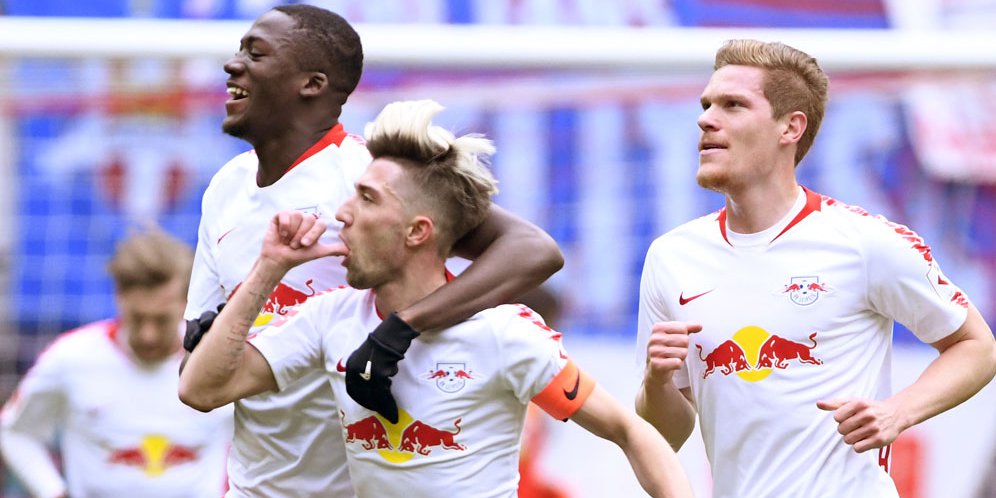 Para pemain Red Bull (RB) Leipzig saat merayakan kemenangan atas tuan rumah Hamburg SV di semifinal Piala Jerman (DFB Pokal), Rabu dini hari tadi.(THE SUN)